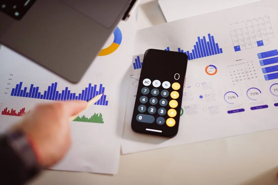 Une équipe diversifiée collaborant autour de stratégies de marketing digital à une table, avec des ordinateurs portables et des tablettes.